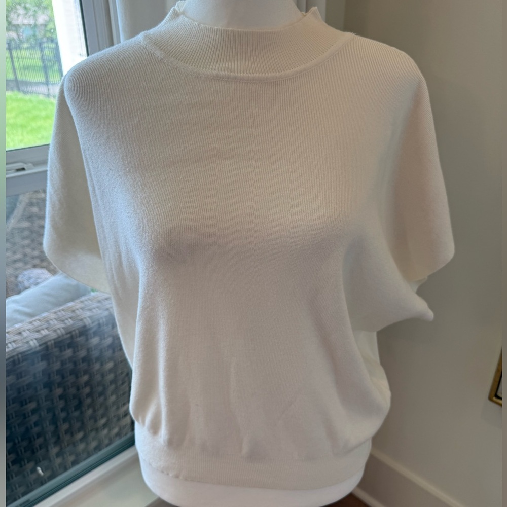 Ladies Short Sleeve White Crew Neck Sweater size Small